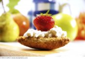 crispbread-with-cottage-chees-and-strawberry-02100cs-u.jpg